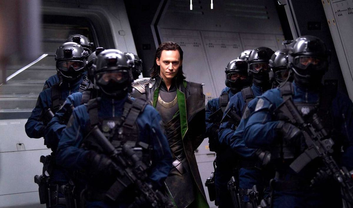 Loki (Tom Hiddleston) escoltado por agentes SHIELD