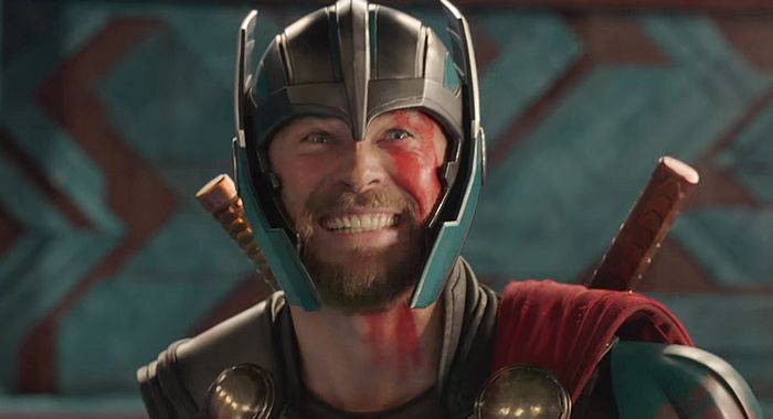 sorriso torto ragnarok chris hemsworth
