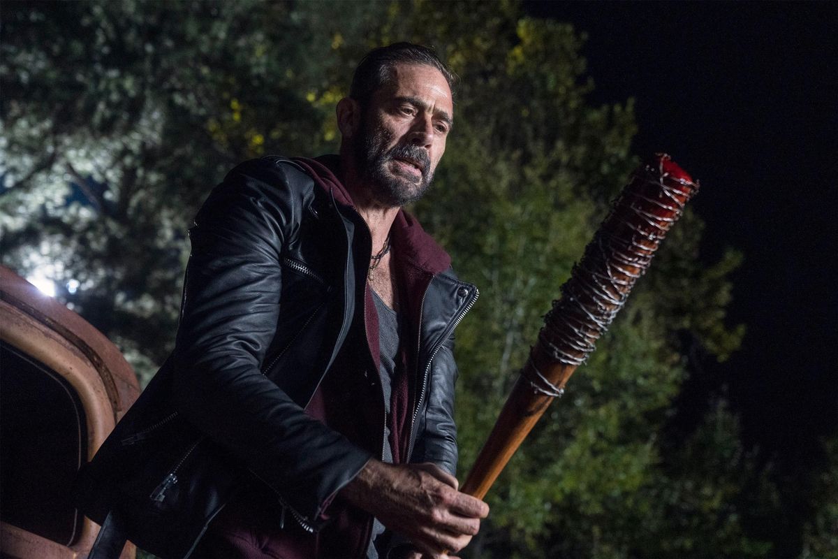 jeffrey dean morgan como negan segurando lucille, o morcego, o morto-vivo, final da 10ª temporada